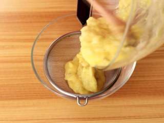 香蕉松饼（打发版）,过筛混合好的香蕉泥
tips：这样子做出来的小饼会更加细腻，不会有香蕉颗粒存在