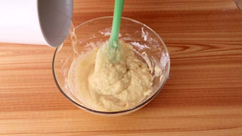 香蕉松饼（打发版）,搅拌均匀，加清水
tips：根据不同低粉的吸水量不同，清水的量可在40ml左右调节