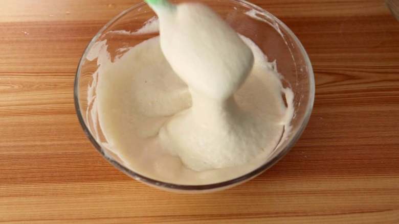 香蕉松饼（打发版）,同样的翻拌手法，翻拌均匀
tips：之前在菠菜蛋糕卷和无糖紫薯溶豆中就详细的提过怎么翻拌