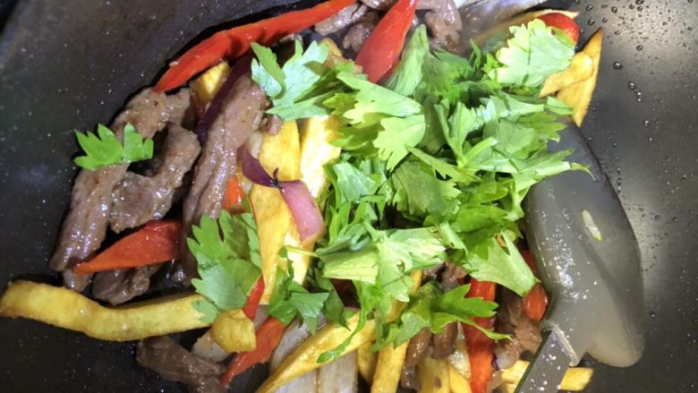 #风味人间#秘鲁牛柳,加入芹菜碎，也可以香菜，欧芹、请随意