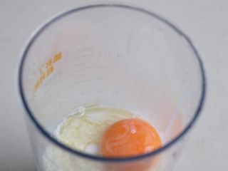 大米发糕,大米放入料理机，加入鸡蛋，植物油，适量牛奶；
