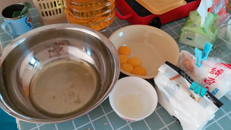 柠檬戚风,来个集合简单明了，蛋清蛋黄分离，放在无油无水的盆里，蛋清的盆要大，另外准备一个不大不小的盆，备用。