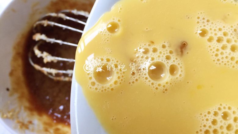 奶香咖啡面包,鸡蛋打散，然后分三次加入咖啡黄油糊中