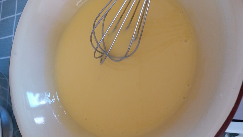柠檬戚风,直到搅拌均匀，你会看到是蛋黄色的液体，没有油会飘起，如果你没搅拌到位可能导致蛋糕回缩。
