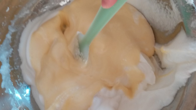 柠檬戚风,拌好后，继续倒在蛋白盆里继续翻拌，现在你知道蛋白盆为什么要大要大，🤔