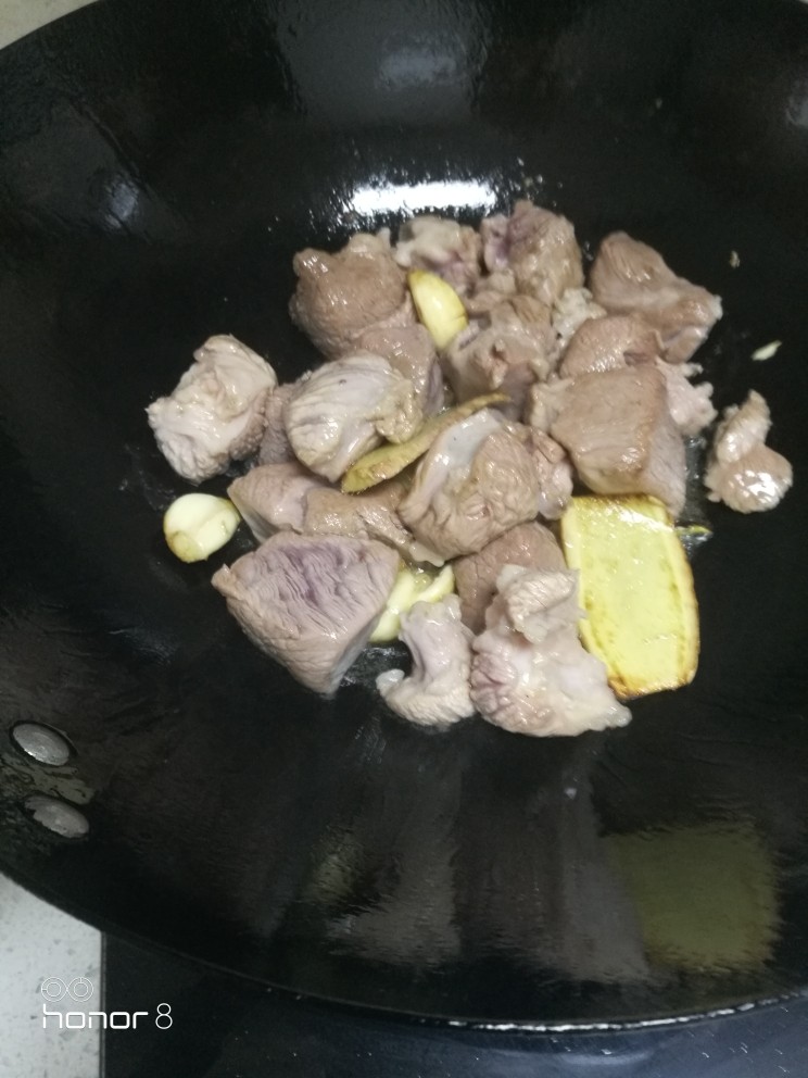 菜谱#红焖羊肉#(创建于13/11~2018),倒入羊肉，继续翻炒，去除水分。