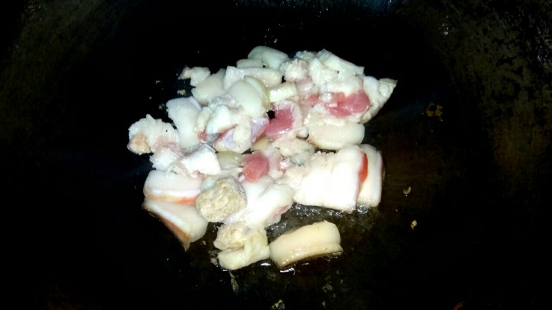 香辣蟹味菇,锅中放入少量油，放入五花肉，小火慢煎