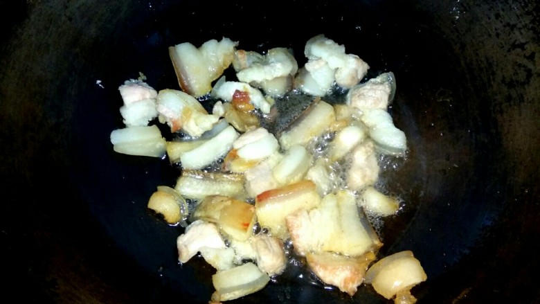 香辣蟹味菇,耗出一部分油，煎成微黄