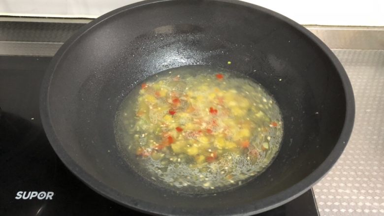 酸汤肥牛（微辣版）,加入一大碗开水和泡泡椒的水