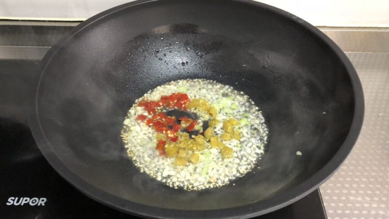 酸汤肥牛（微辣版）,倒入剁椒和泡椒翻炒均匀
