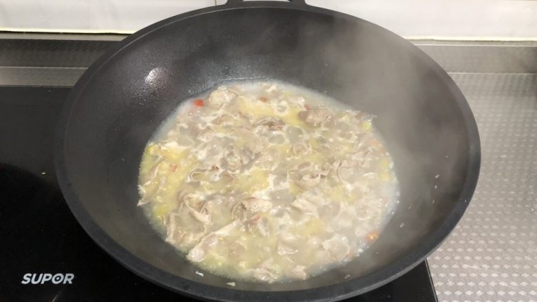 酸汤肥牛（微辣版）,直到开锅，肥牛卷变色即可关火