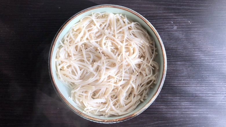 酸汤肥牛（微辣版）,金针菇焯熟捞出铺在盘底备用