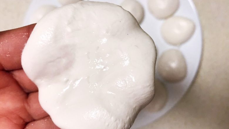 麻香豆沙糯米饼,取一个面团，用手压成7㎜厚的薄片
