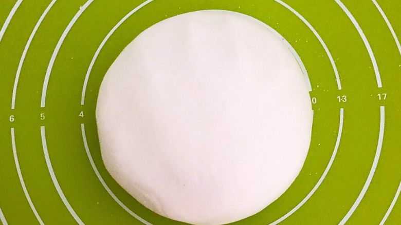 麻香豆沙糯米饼,揉成光滑的面团，盖上保鲜膜饧面20分钟