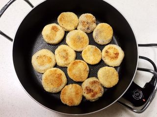 麻香豆沙糯米饼,麻香豆沙糯米饼鼓起来就熟了