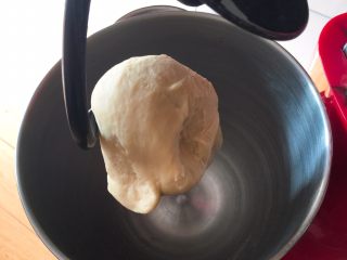 圈圈豆沙面包,启动厨师机揉面20分钟，每隔10分钟休息一次。