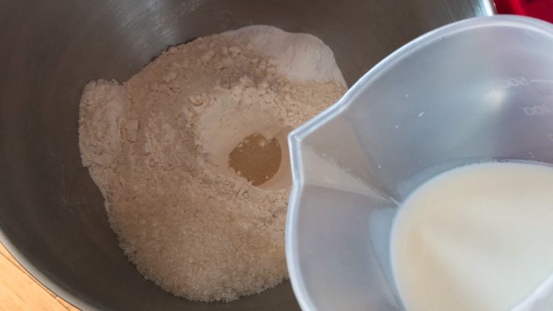 圈圈豆沙面包,<a style='color:red;display:inline-block;' href='/shicai/ 219'>牛奶</a>加温至37度，倒入厨师机内搅拌一下。