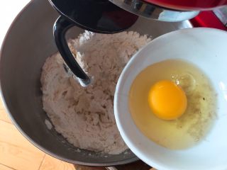 圈圈豆沙面包,加入鸡蛋再搅拌。