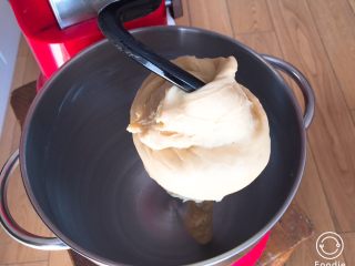 圈圈豆沙面包,检查面团能否出膜。