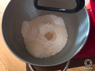 圈圈豆沙面包,高筋粉放入厨师机内，盐和细砂糖对角放，中间放发酵粉。