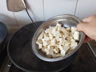 小葱拌豆腐,倒入豆腐丁焯到水再次沸腾