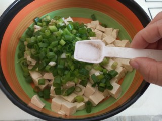 小葱拌豆腐,加盐