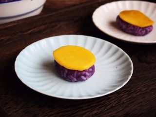 高颜值炫彩 紫薯芒果奶香饭团,将芒果片放在紫薯饭团上。