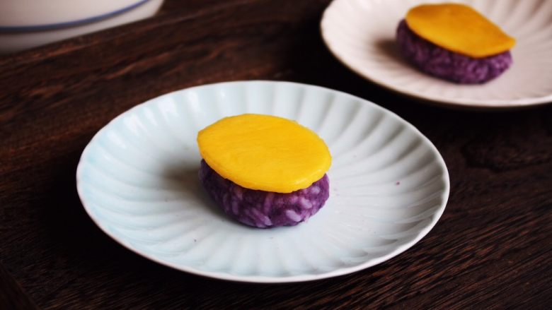 高颜值炫彩 紫薯芒果奶香饭团,将芒果片放在紫薯饭团上。