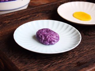 高颜值炫彩 紫薯芒果奶香饭团,戴上一次性手套，将紫薯饭团成椭圆型。