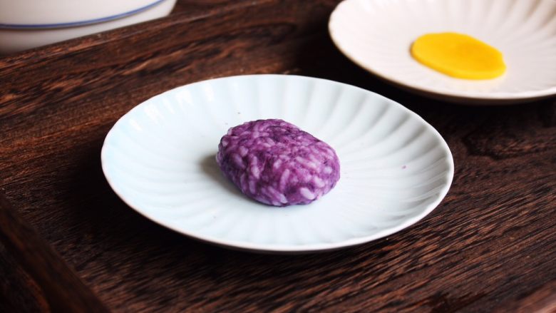 高颜值炫彩 紫薯芒果奶香饭团,戴上一次性手套，将紫薯饭团成椭圆型。