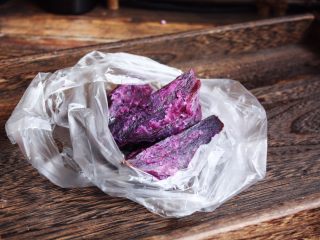 高颜值炫彩 紫薯芒果奶香饭团,将蒸熟的紫薯去皮，趁温乎时放在保鲜袋里碾压成紫薯泥。
