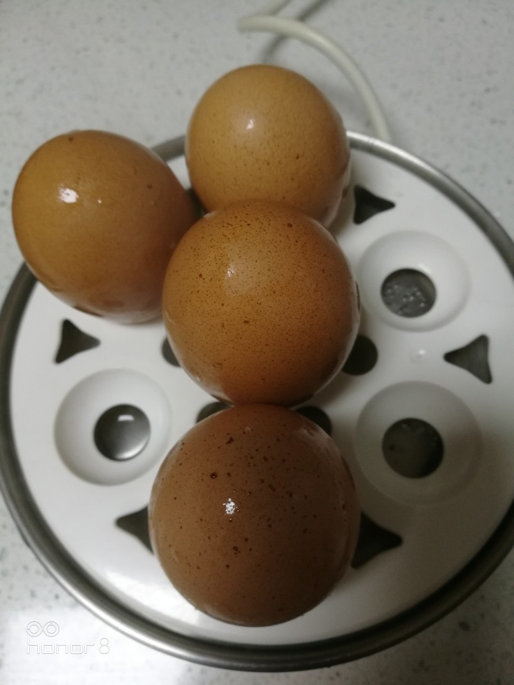 菜谱#桂芪煮鸡蛋#(创建于11/11~2018),鸡蛋在煮蛋器中煮熟。
