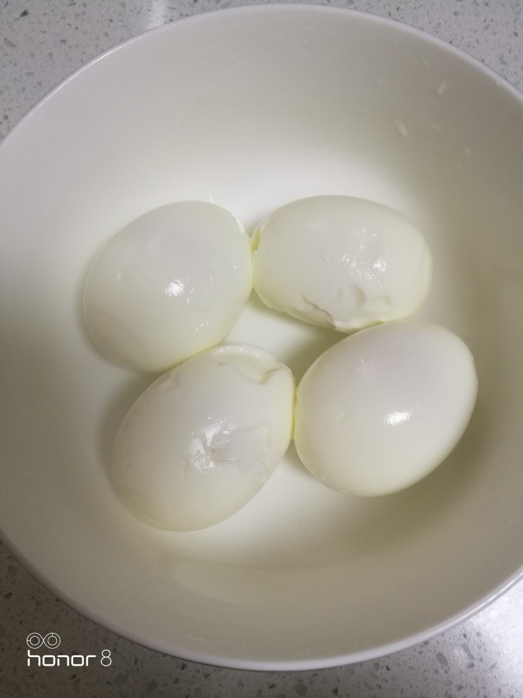 菜谱#桂芪煮鸡蛋#(创建于11/11~2018),煮熟的鸡蛋剥去外壳。