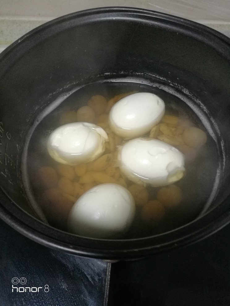 菜谱#桂芪煮鸡蛋#(创建于11/11~2018),成熟后关火，在煮锅中焖5分钟。