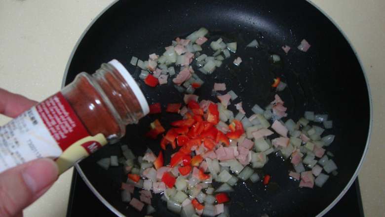 地中海青口贝,橄榄油炒香洋葱培根碎，放入红椒粒、红椒粉炒香