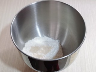 小兔子热狗,将面粉，白砂糖，酵母粉放入厨师机桶中，分次将水加入面粉中，启动厨师机1档揉面15分钟。（不同的面粉吸水性不同，所以最好将水分2次加入面粉中）