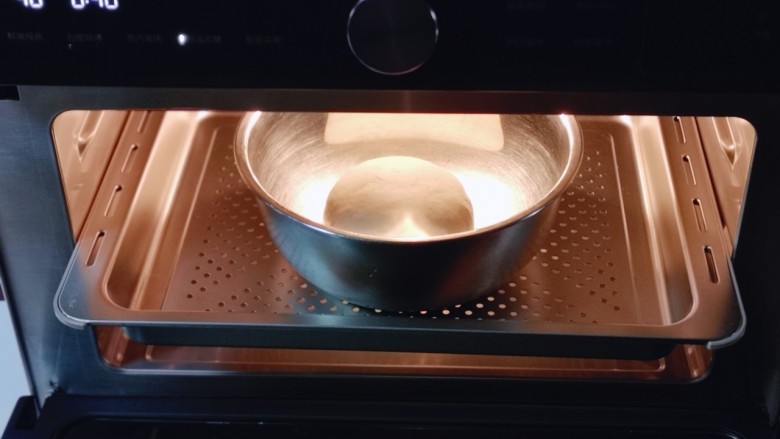 小兔子热狗,入美的蒸烤箱中层进行发酵！启动恒温发酵功能，40°40分钟！