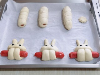 小兔子热狗,依次做完，蒸盘上垫一张油纸！我做了3个小兔子香肠馒头，3个热狗馒头！