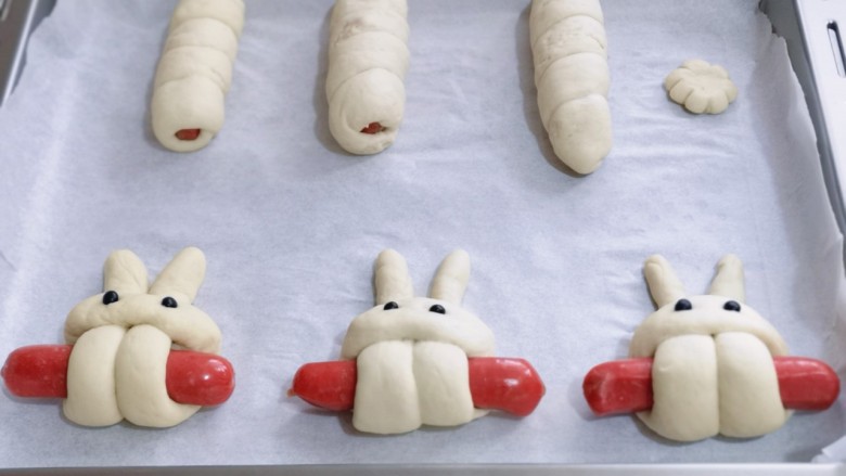 小兔子热狗,依次做完，蒸盘上垫一张油纸！我做了3个小兔子香肠馒头，3个热狗馒头！