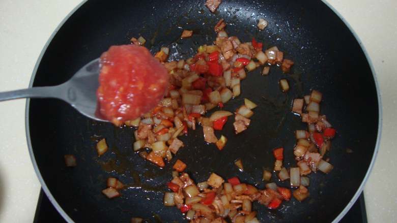 地中海青口贝,倒入西红柿泥充分炒熟，炒成酱