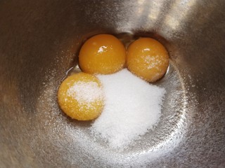 手指饼干,蛋黄蛋白分离，蛋黄中加入15克细砂糖