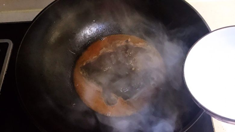 红烧虾,把水淀粉倒入锅里