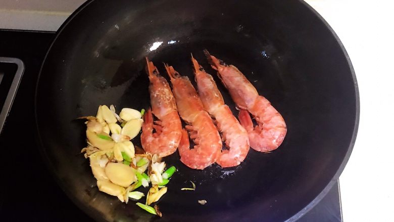 红烧虾,把红虾放入锅里煎制