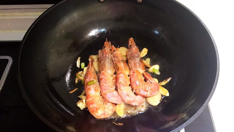 红烧虾,把煎好的红虾放在葱姜的上面