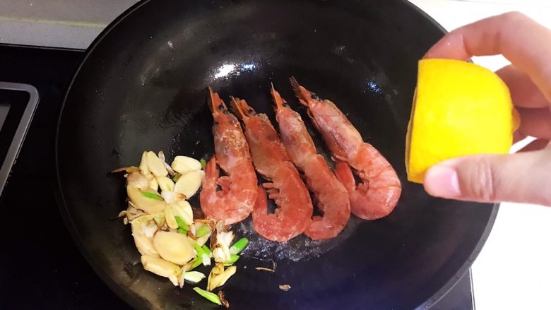 红烧虾,挤入柠檬汁，去除腥味，虾的两面各煎制2分钟