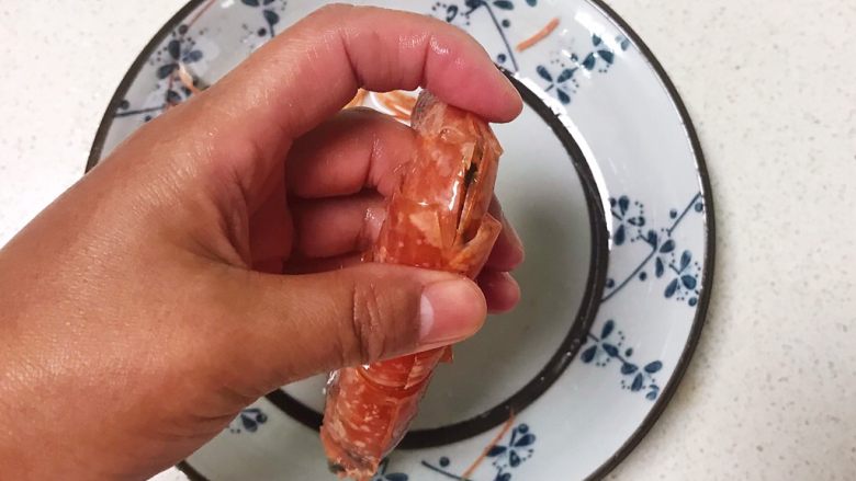 红烧虾,给红虾开背，取出虾线，红虾就处理好了，把另外3只也都处理好备用