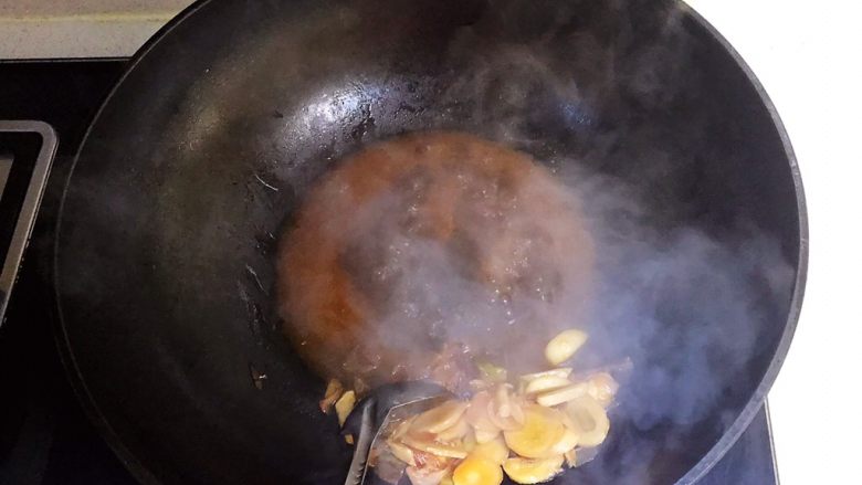 红烧虾,把锅里的葱姜蒜用漏勺捞出去