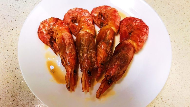 红烧虾,把烧熟的红虾夹出来放入盘中