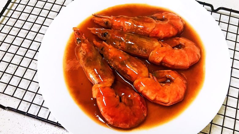红烧虾,这道色泽艳丽，味道鲜香的红烧虾做法简单，低油低盐，色泽艳丽诱人，营养丰富~