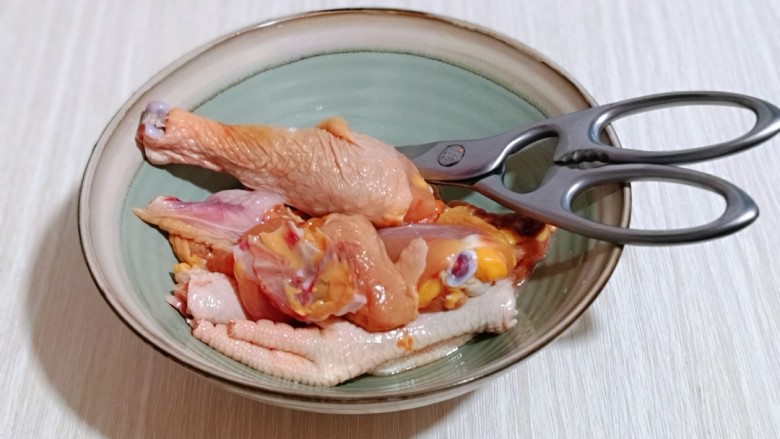 补气血薏米红枣鸡汤,冷水泡过的鸡用食品剪刀剪小块！